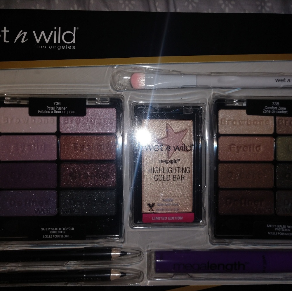 Wet n Wild Comfort zone & Petal Pusher Palette Set